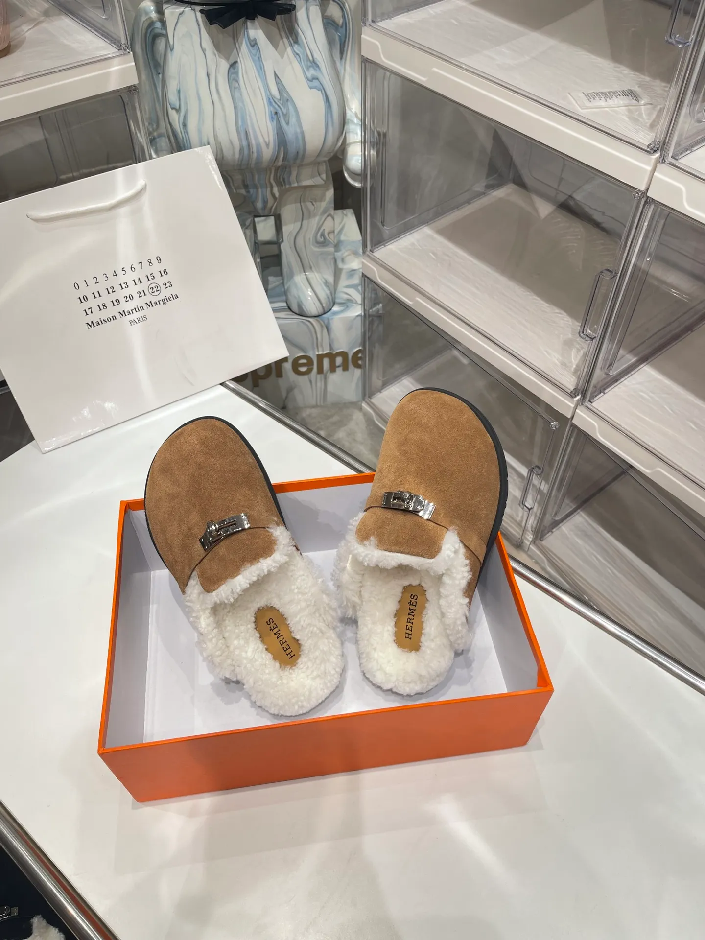 【HERMESG】Furry mop P: 580💰 ●Number of sizes: Men 39-44 (45 custom-made) Women 35-40 (41.42 custom-made) HERMES Hermès cute half-movers.  Classic family language design! It looks good no matter how you match it! Casual and high-end feeling, the comfort is also great, paired with various colorful socks, it has a trendy high-end feel. The top version is made of high-quality real wool ●Upper: imported cow suede ●Inner: imported sheepskin one piece ●Foot: imported mixed sheepskin ●Outsole: Tpu non-slip and wear-resistant outsole.